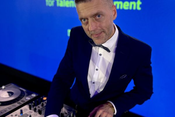 Przystojny i kulturalny dj na event w hotelu Sheraton Warszawa